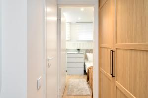 Quiet 2BR, Free Parking, Workspace & Fast WiFi