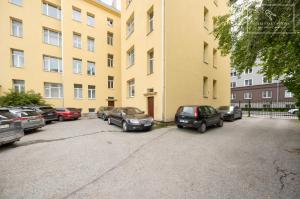 Quiet 2BR, Free Parking, Workspace & Fast WiFi