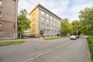 Quiet 2BR, Free Parking, Workspace & Fast WiFi