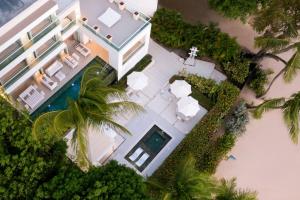 Modern Luxury Beachfront Vacation Home - Footprints