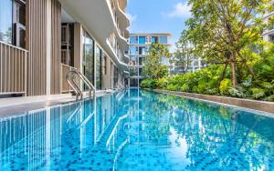 Bellevue Beachfront 2bdr Apartment with pool view by TVC