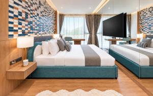 Bellevue Beachfront 2bdr Apartment with pool view by TVC