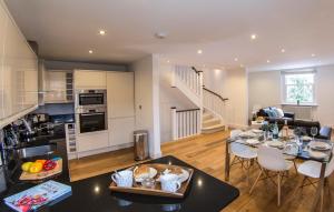 Finchley Central Luxury 3 bed triplex loft style apartment