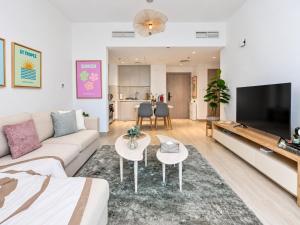 Water’s Edge 1BR | Balcony, Canal Walk + F1