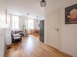Best Location in Town, SmartTV, Netflix and Cable - Charming Retreat by Innorental
