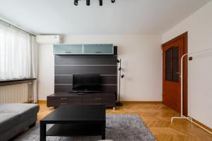 Metro Wierzbno Homely Apartment by BookingHost