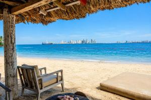 Casa de playa, piscina en isla de Cartagena