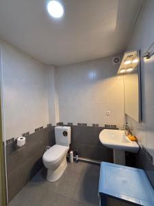 Cozy & Bright 2BR Apt, Fully Equipped Kitchen