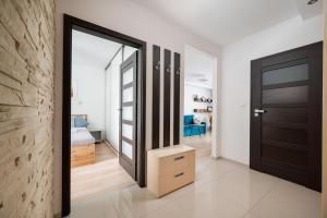 Siekierki Serene Apartment by BookingHost
