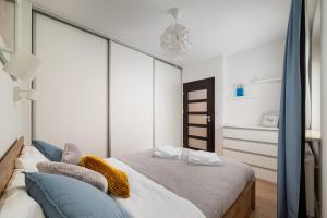 Siekierki Serene Apartment by BookingHost