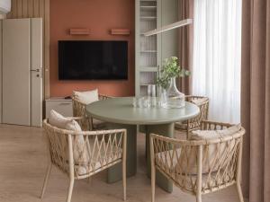 Two-Bedroom Apartment with Free Parking and Air Conditioning