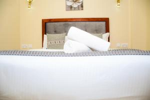 Luxurious 2 bed in CBD with swimming pool
