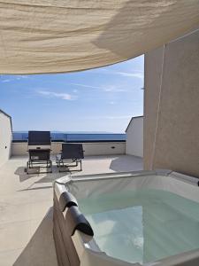Spyro Apartment- Private rooftop terrace, jacuzzi & seaview