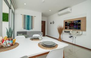 Modern 1BR Villa Morra with Balcony BBQ & Parking