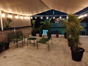 Apt with Kitchen, private BTH & WiFi, Up to 3 Guests