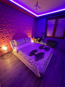 Ibiza Neon 1BDR w Terrace, Workdesk and Paid Parking