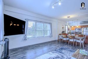 BRAND NEW Modern 1BD Loft in Downtown with free parking