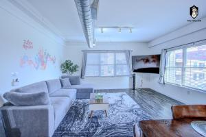 BRAND NEW Modern 1BD Loft in Downtown with free parking