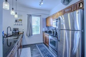 BRAND NEW Modern 1BD Loft in Downtown with free parking