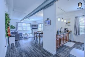 BRAND NEW Modern 1BD Loft in Downtown with free parking