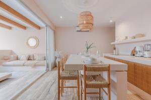 Luxury Retreat with Private Pool and Premium Amenities Close to the Beach