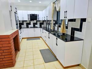 Esouthlands 6 Beds 4 bedrooms villa
