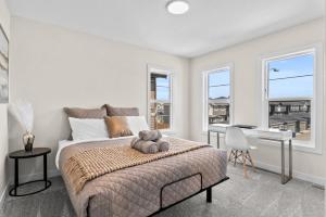Airdrie 3BR Lake-View Home – King Suite, Fireplace, Central AC, Double Garage