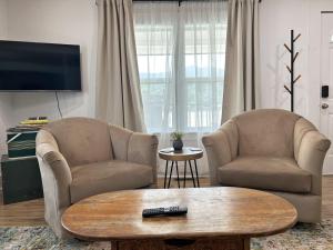Bryson City Bungalow- Adorable Farmhouse seconds from the Train Depo in Bryson City, NC