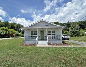 Bryson City Bungalow- Adorable Farmhouse seconds from the Train Depo in Bryson City, NC