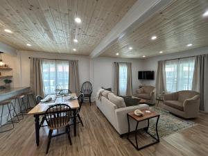 Bryson City Bungalow- Adorable Farmhouse seconds from the Train Depo in Bryson City, NC