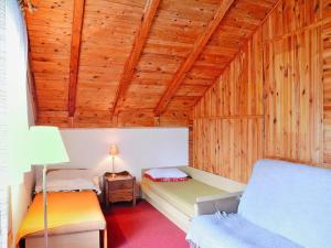 Lakeside holiday home, private garden