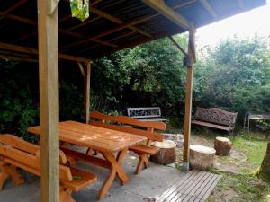 Lakeside holiday villa, private garden