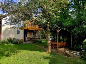 Lakeside holiday villa, private garden