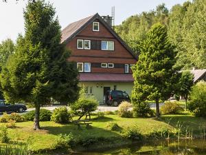 Half of a holiday home, huge garden, pond
