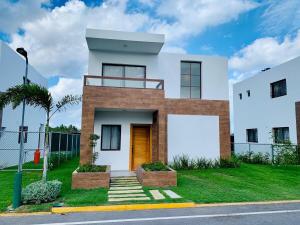 Tropical villa with Pool & Jacuzzi near beaches