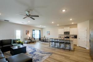 Walk to Beach! Windmark Family Home