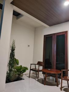 Accommodation with a fish pond and rice fields