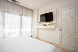Luxury 1BR Condo Prime Location