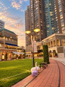 Sky lounge with Han River view, Ilsan Lake Park, KINTEX, Goyang Sports Complex, Gimpo Airport- Landmark Stay in Ilsan