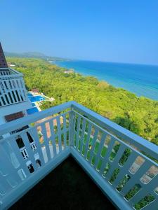 Tropical Escape in Panglao Ocean View & Pool C-1019