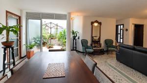 Casa Clásica con balcón, Centro Medellín, Casa Villa