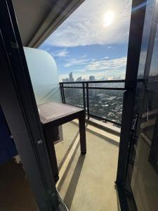 Cozy 1BR in Poblacion with 55inch Smart TV and Fast Wi-Fi