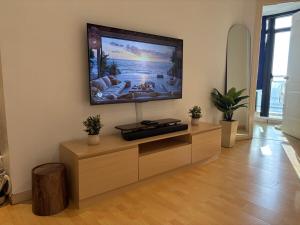 Cozy 1BR in Poblacion with 55inch Smart TV and Fast Wi-Fi