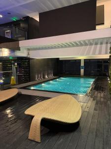 Cozy 1BR in Poblacion with 55inch Smart TV and Fast Wi-Fi