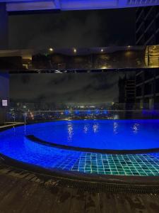 Cozy 1BR in Poblacion with 55inch Smart TV and Fast Wi-Fi
