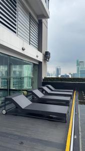 Cozy 1BR in Poblacion with 55inch Smart TV and Fast Wi-Fi