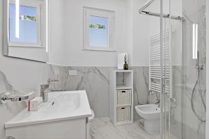 Kamy Home | Steps to the Lake & Free Park - Happy Rentals