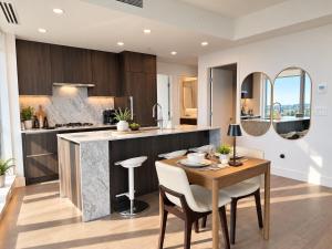 Vibrant Downtown 2 Bedroom Stay