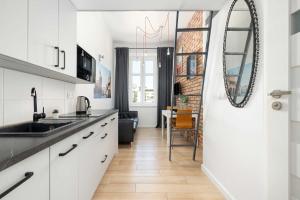 Functional Studio Close to the Old Town by Noclegi Renters