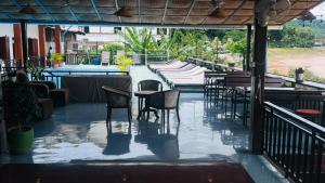 Funny Riverside Backpackers 1